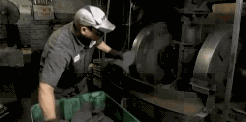 铅笔的那条笔芯 到底是怎么塞进去的?