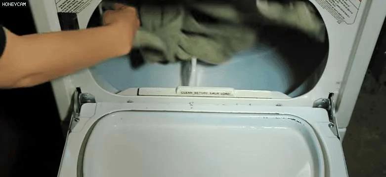 教你一秒种拧干衣服 比用洗衣机甩还干得透 超实用