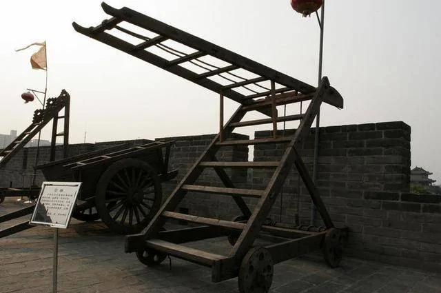 古代战争之中 守城的将领为什么不把攻城的梯子推倒 以绝后患!