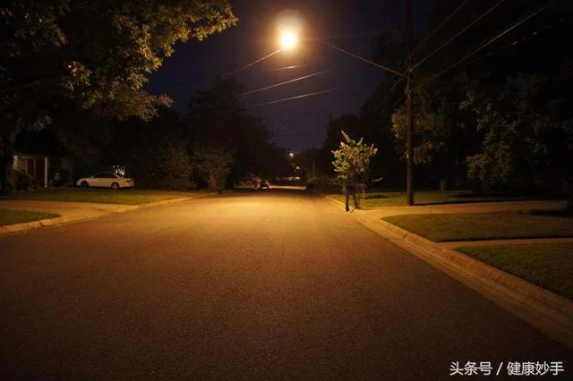 越睡越香一觉到天亮的“失眠杀手妙招”枕头下放大蒜真的管用!