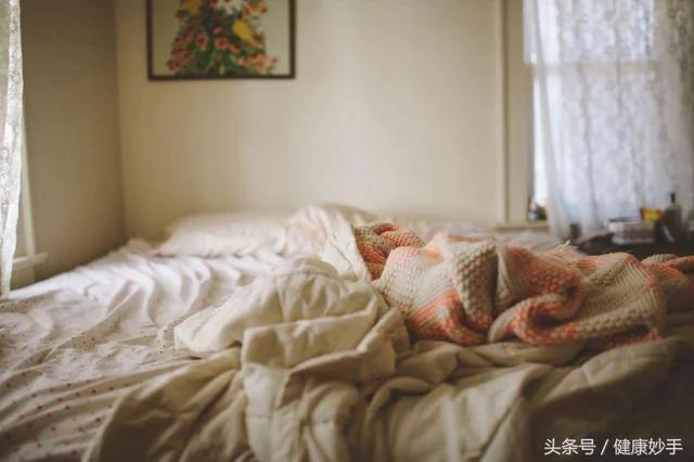 越睡越香一觉到天亮的“失眠杀手妙招”枕头下放大蒜真的管用!