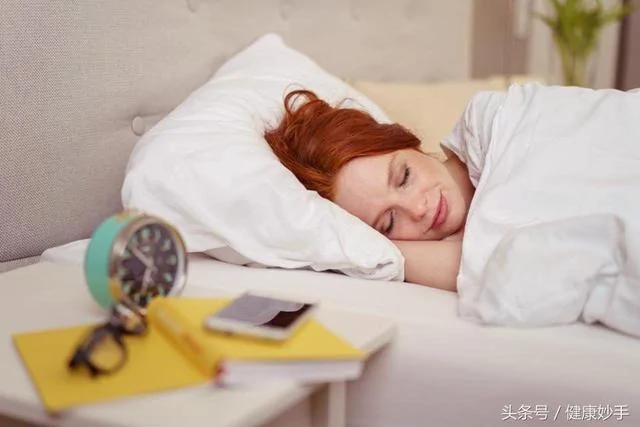 越睡越香一觉到天亮的“失眠杀手妙招”枕头下放大蒜真的管用!