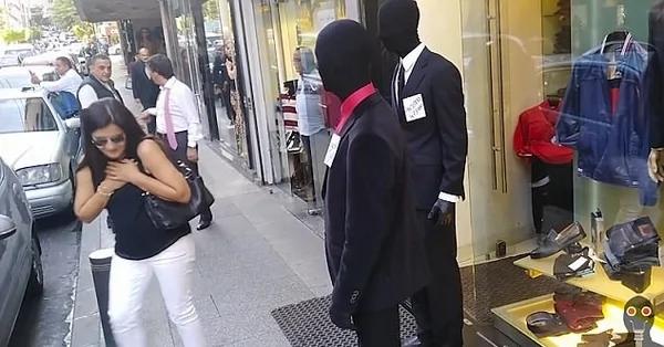 两男子街头上演服装人体模特恶作剧吓坏路人
