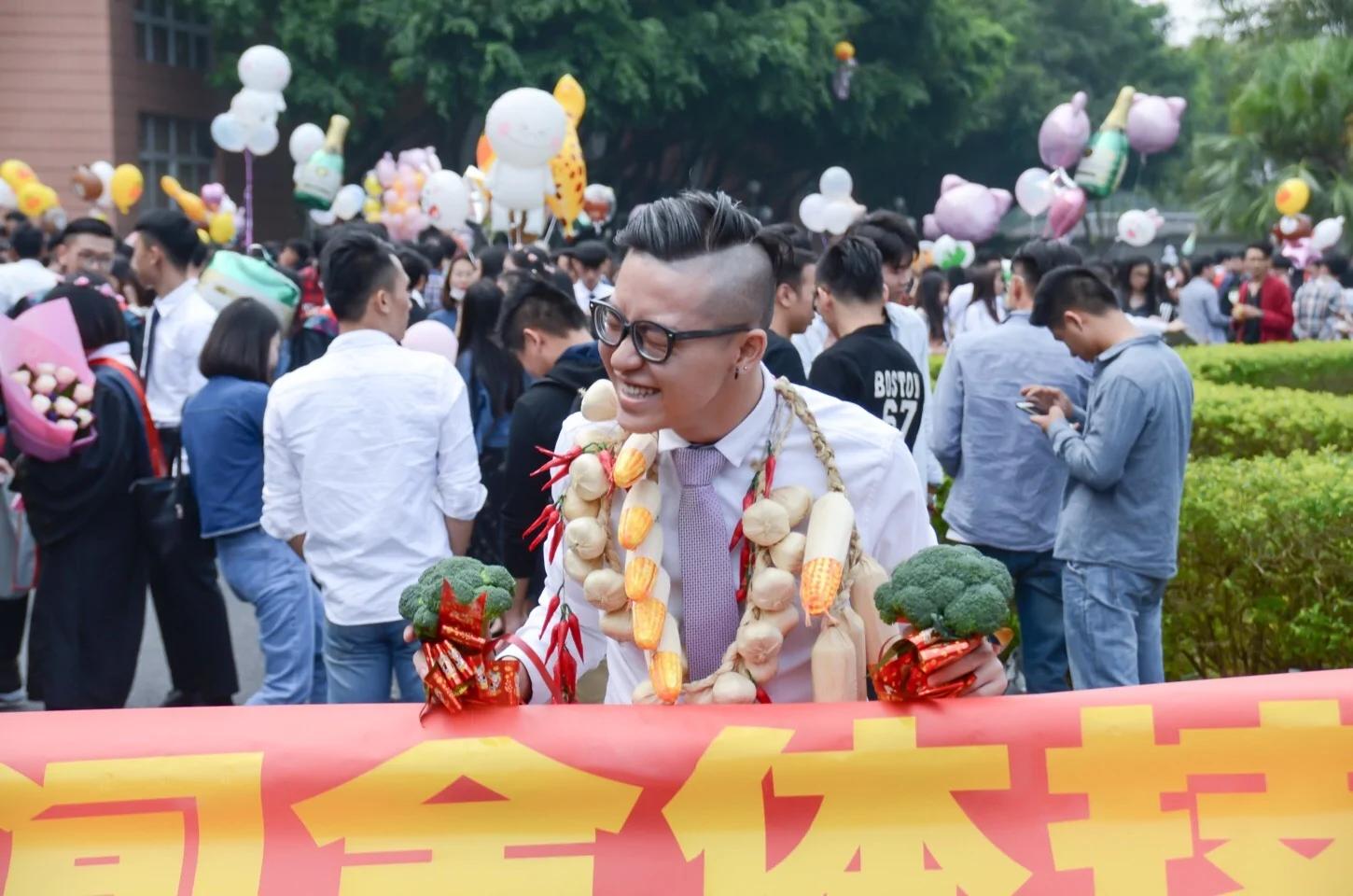 男生拍毕业照 好朋友赶车3小时送来雷人横幅