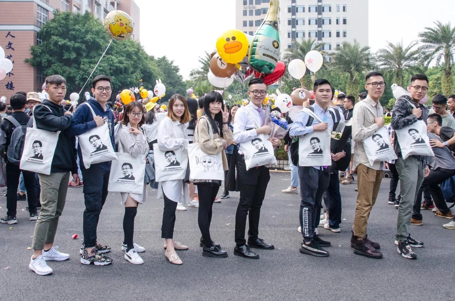 男生拍毕业照 好朋友赶车3小时送来雷人横幅