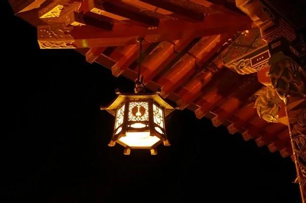 无法获知的秘密:千年长明灯 风吹不熄 雨浇不灭!