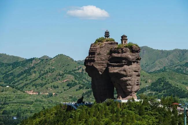世界最牛双塔 建在深山神秘巨石之上