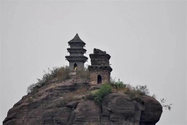 世界最牛双塔 建在深山神秘巨石之上