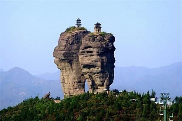 世界最牛双塔 建在深山神秘巨石之上