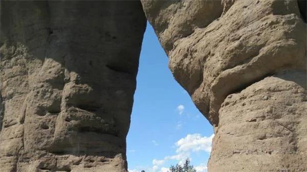 世界最牛双塔 建在深山神秘巨石之上