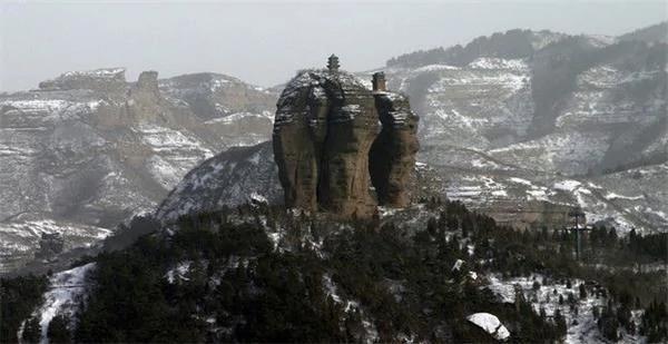 世界最牛双塔 建在深山神秘巨石之上