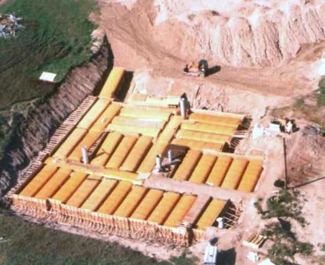 加夫妇用42辆校车在自家后院地下建核避难所