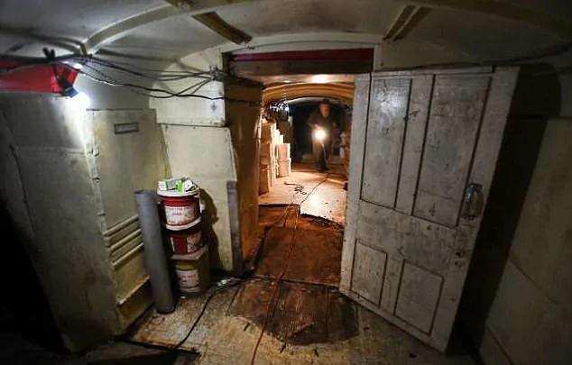 加夫妇用42辆校车在自家后院地下建核避难所