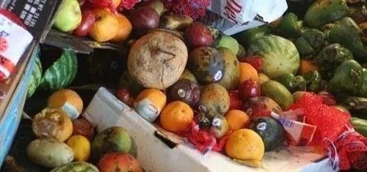 90后男孩把6吨剩菜变成旗袍 轰动了整个香港