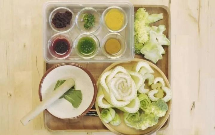 90后男孩把6吨剩菜变成旗袍 轰动了整个香港