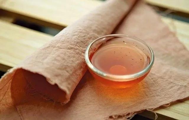 90后男孩把6吨剩菜变成旗袍 轰动了整个香港