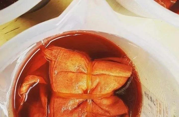 90后男孩把6吨剩菜变成旗袍 轰动了整个香港