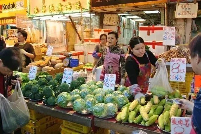 90后男孩把6吨剩菜变成旗袍 轰动了整个香港