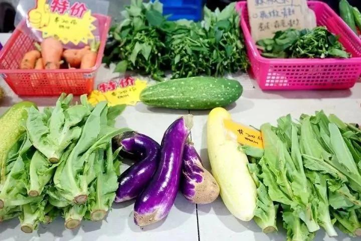 90后男孩把6吨剩菜变成旗袍 轰动了整个香港