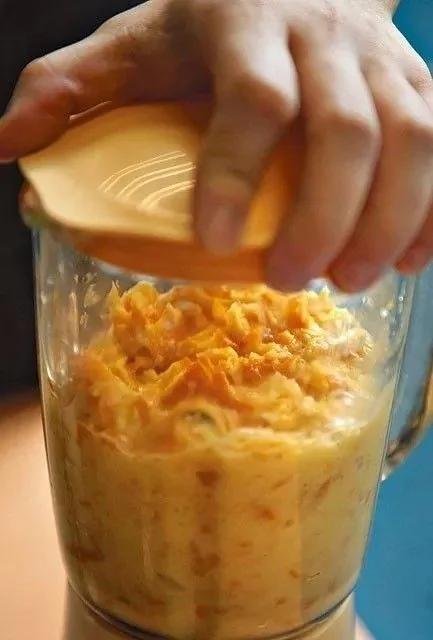90后男孩把6吨剩菜变成旗袍 轰动了整个香港