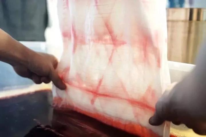 90后男孩把6吨剩菜变成旗袍 轰动了整个香港