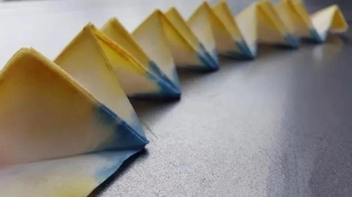 90后男孩把6吨剩菜变成旗袍 轰动了整个香港