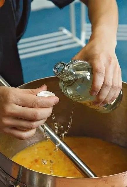 90后男孩把6吨剩菜变成旗袍 轰动了整个香港