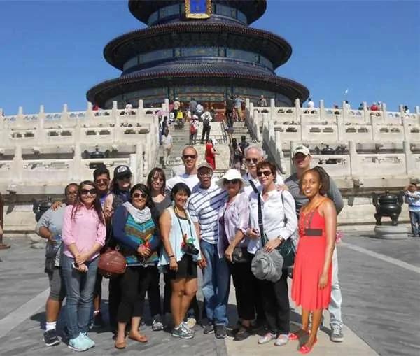 非洲穷女生没钱旅游 把自己的照片P进各地景点 竟有了意想不到的收获!