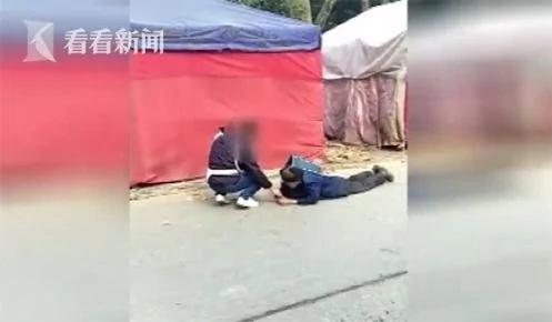 丈夫欲扶老人让妻子拍视频作证 却被一群学生感动