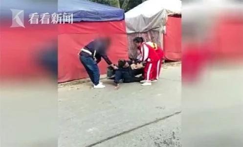 丈夫欲扶老人让妻子拍视频作证 却被一群学生感动