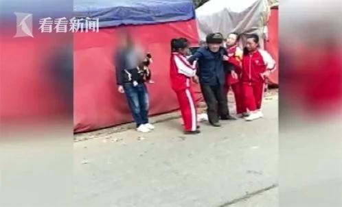 丈夫欲扶老人让妻子拍视频作证 却被一群学生感动