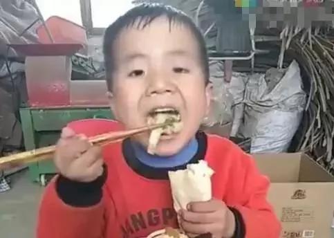 这个乖乖吃饭的男孩子火了 网友直喊"看饿了"