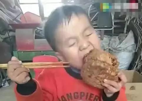 这个乖乖吃饭的男孩子火了 网友直喊"看饿了"
