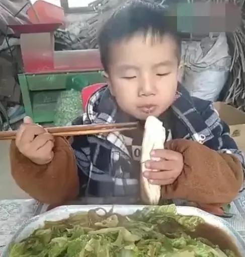 这个乖乖吃饭的男孩子火了 网友直喊"看饿了"