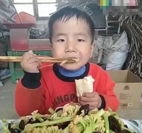 这个乖乖吃饭的男孩子火了 网友直喊"看饿了"