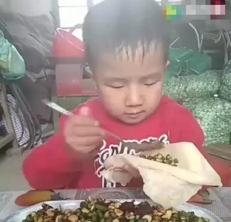 这个乖乖吃饭的男孩子火了 网友直喊"看饿了"
