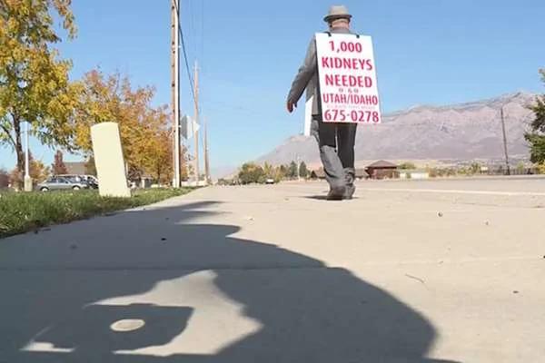 74岁老爷爷为了救老婆 每天走好几公里当人形立牌 结局完美!