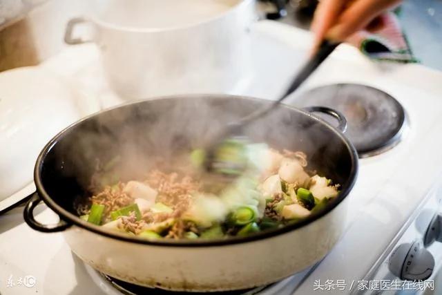 很多人得食道癌 医生说出真相:长期吃这几种食物很致癌