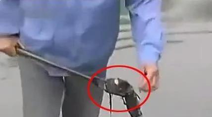 妻子打水不慎铁桶掉入河里 丈夫找来吸铁石…然而吸上来的东西让所有人都傻眼了!