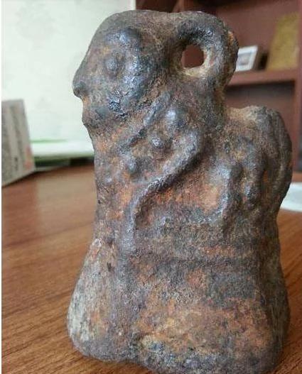 妻子打水不慎铁桶掉入河里 丈夫找来吸铁石…然而吸上来的东西让所有人都傻眼了!