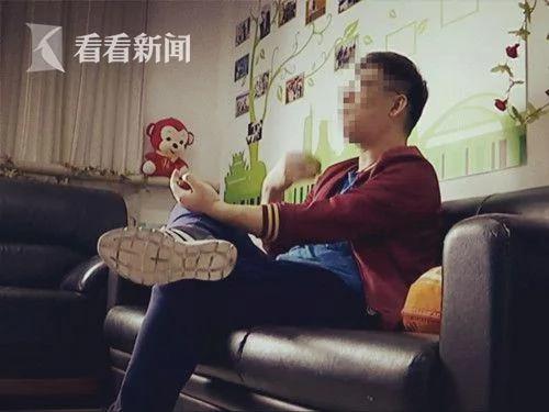 核桃仁惹的祸! 男子吃核桃差点丢命