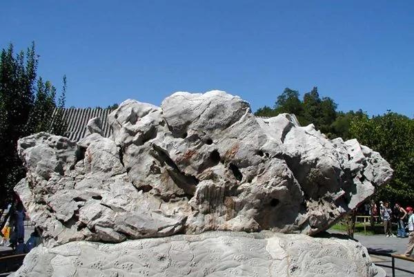 颐和园里的这块巨石为何被称为“败家石”？