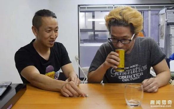 日本大叔挑战喝过期21年的果汁 看到颜色他就后悔了 喝下去后….