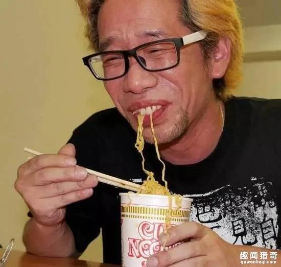 日本大叔挑战喝过期21年的果汁 看到颜色他就后悔了 喝下去后….
