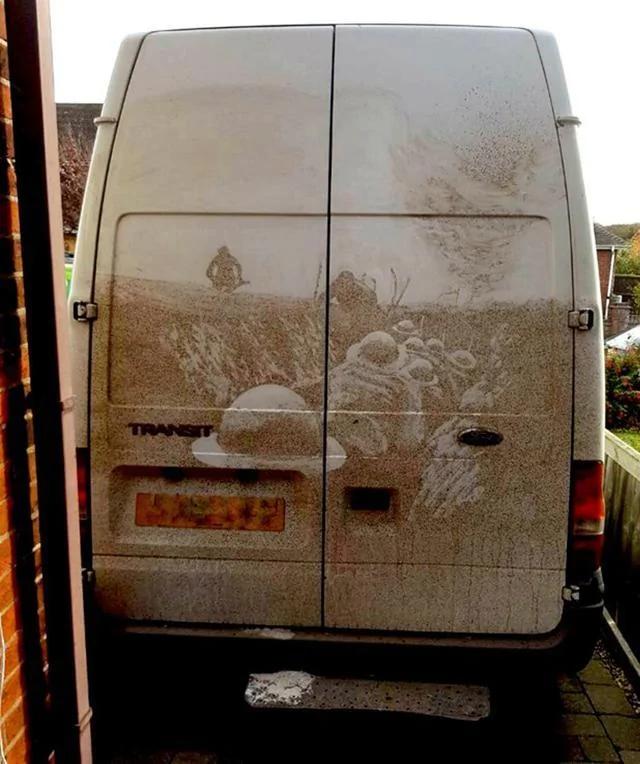 男子利用灰尘作画 车主看后都不忍心洗车