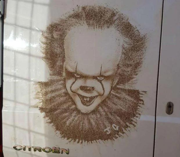 男子利用灰尘作画 车主看后都不忍心洗车