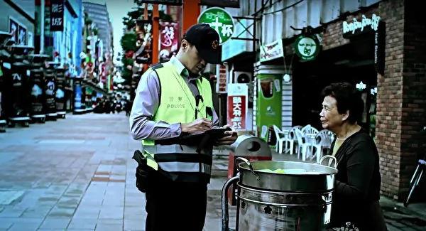 年迈婆婆违规摆摊被开罚 下一秒警察的举动让婆婆哭了