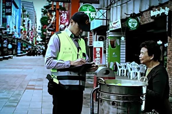 年迈婆婆违规摆摊被开罚 下一秒警察的举动让婆婆哭了