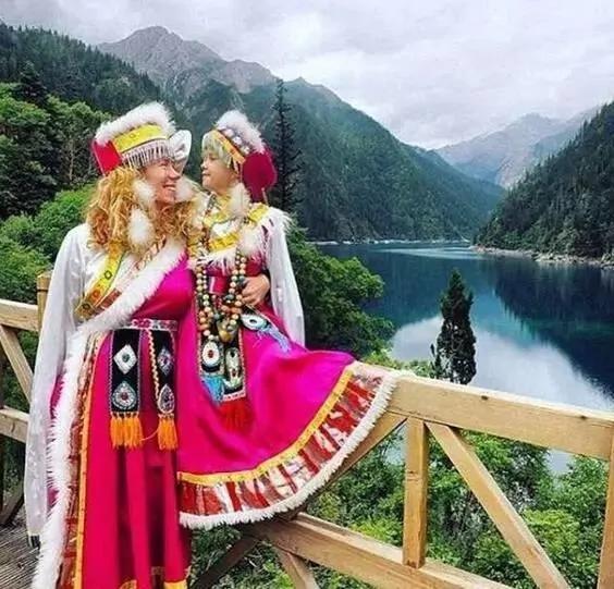 她辞职陪女环游世界 现在的样子狠打脸嘲笑她的人