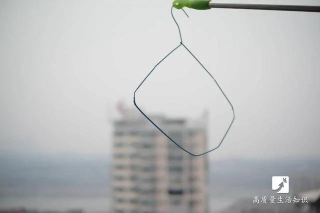 衣服里的“这条线”到底是做什么的?(附衣架妙用)